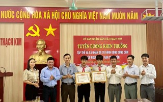 XÃ THẠCH KIM HỘI NGHỊ BIỂU DƯƠNG, KHEN THƯỞNG CỨU NGƯỜI TRÊN BIỂN