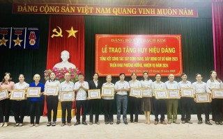 ĐẢNG BỘ XÃ THẠCH KIM TỔ CHỨC LỄ TRAO TẶNG HUY HIỆU ĐẢNG; TỔNG KẾT CÔNG TÁC XÂY DỰNG ĐẢNG, XÂY DỰNG Ơ SỞ NĂM 2023.