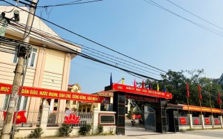Chủ tọa và thư ký kỳ họp.