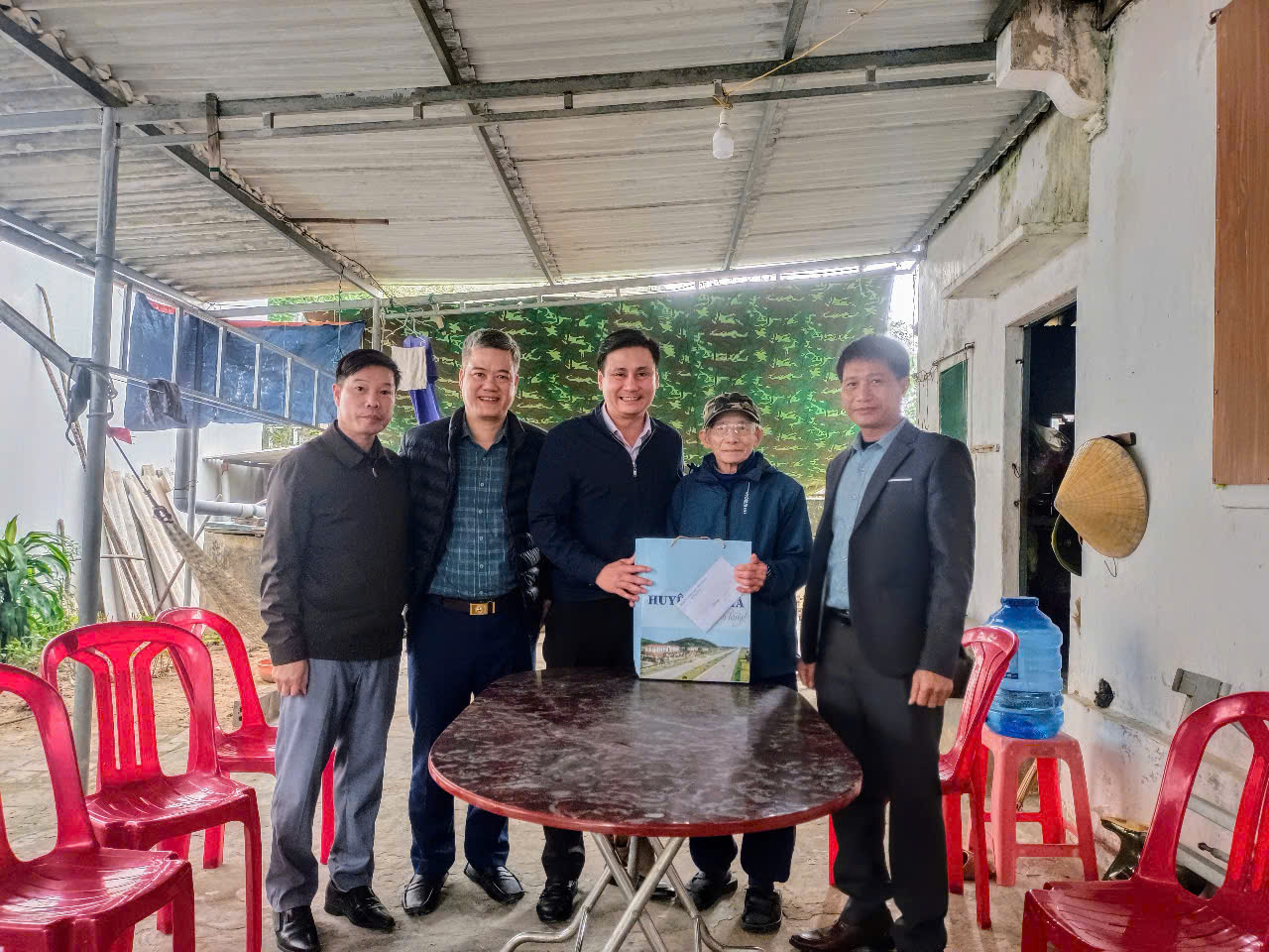 LÃNH ĐẠO HUYỆN VÀ XÃ THẠCH KIM TỔ CHỨC TRAO QUÀ NHÂN KỶ NIỆM 80 NĂM NGÀY THÀNH LẬP QUÂN ĐỘI NHÂN DÂN VIỆT NAM.