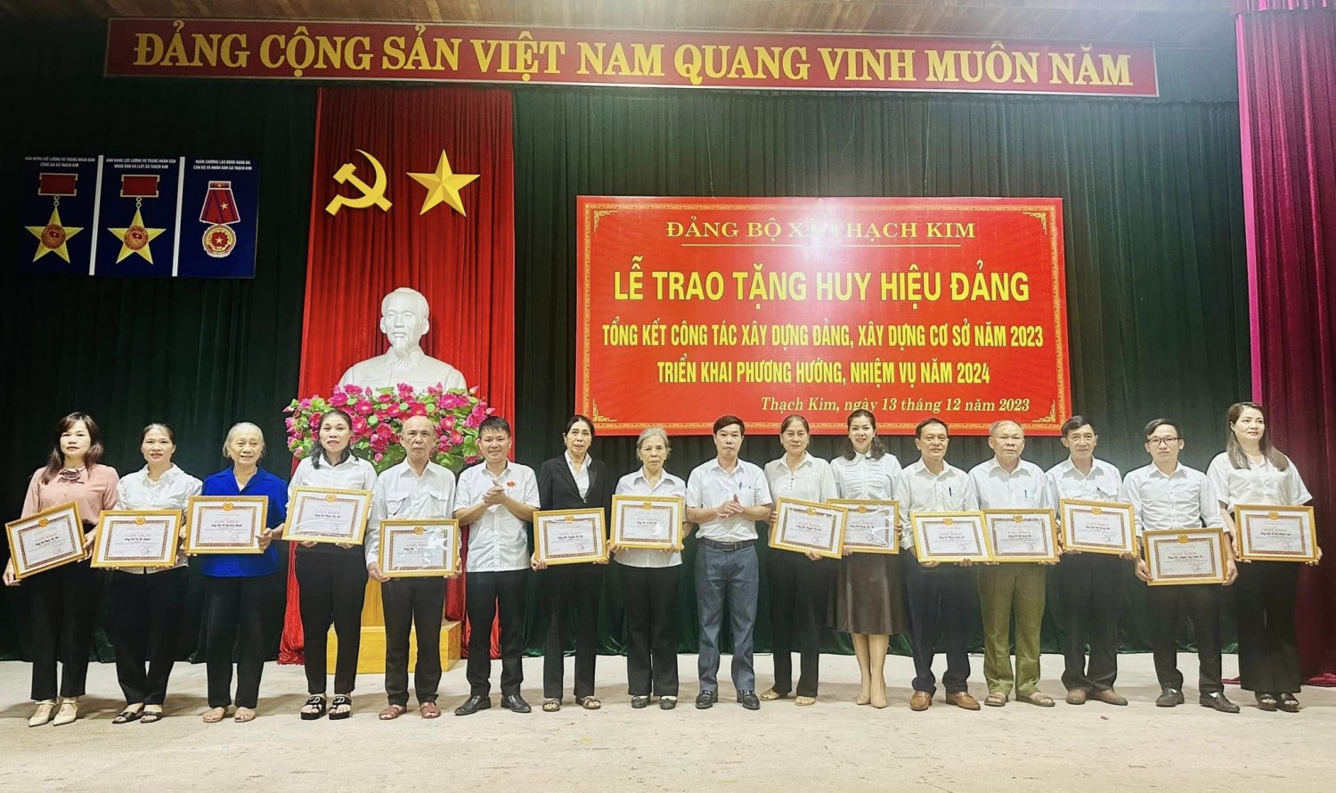 ĐẢNG BỘ XÃ THẠCH KIM TỔ CHỨC LỄ TRAO TẶNG HUY HIỆU ĐẢNG; TỔNG KẾT CÔNG TÁC XÂY DỰNG ĐẢNG, XÂY DỰNG Ơ SỞ NĂM 2023.