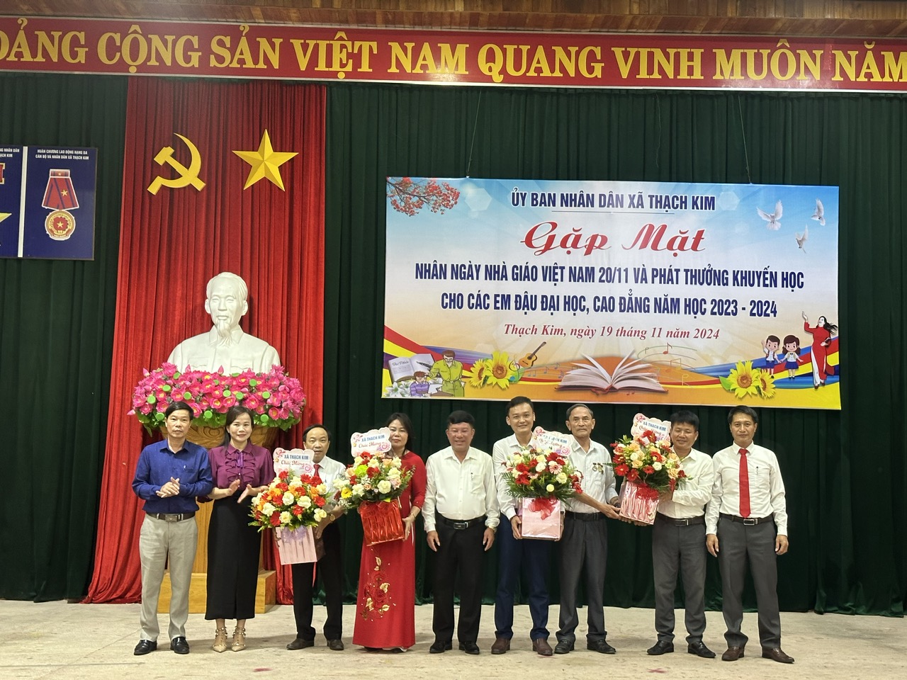 Xã Thạch Kim tổ chức gặp mặt nhân ngày nhà giáo Việt Nam 20/11 và phát thưởng khuyến học cho các em học sinh đậu Đại học, Cao đẳng năm học 2024