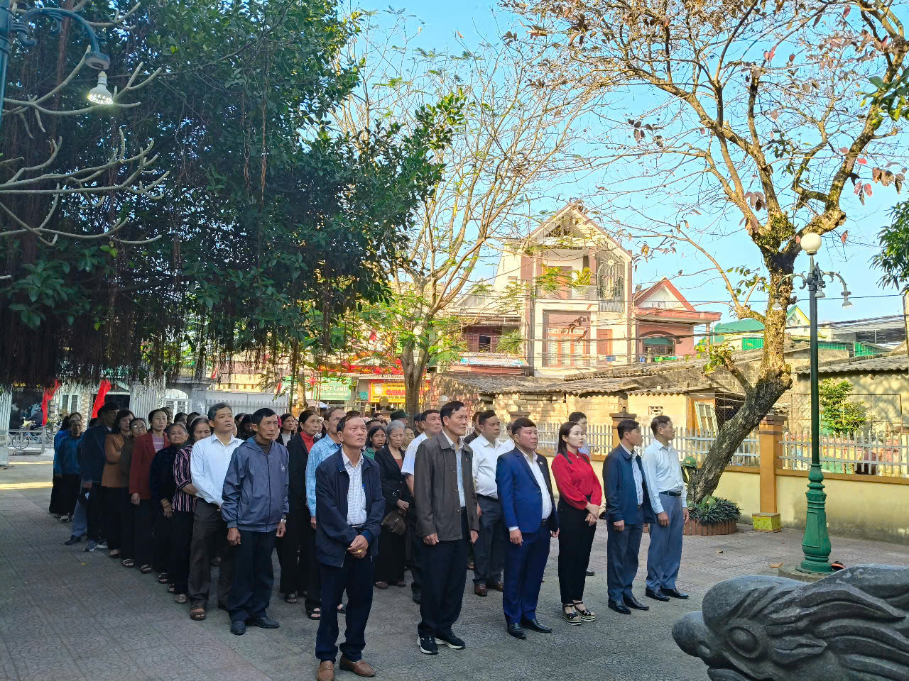 XÃ THẠCH KIM TỔ CHỨC DÂNG HƯƠNG THẮP NẾN TRI Â,N, BÁO CÔNG TẠI ĐÀI TƯỞNG NIỆM LIỆT SỸ XÃ VÀO DỊP CUỐI NĂM