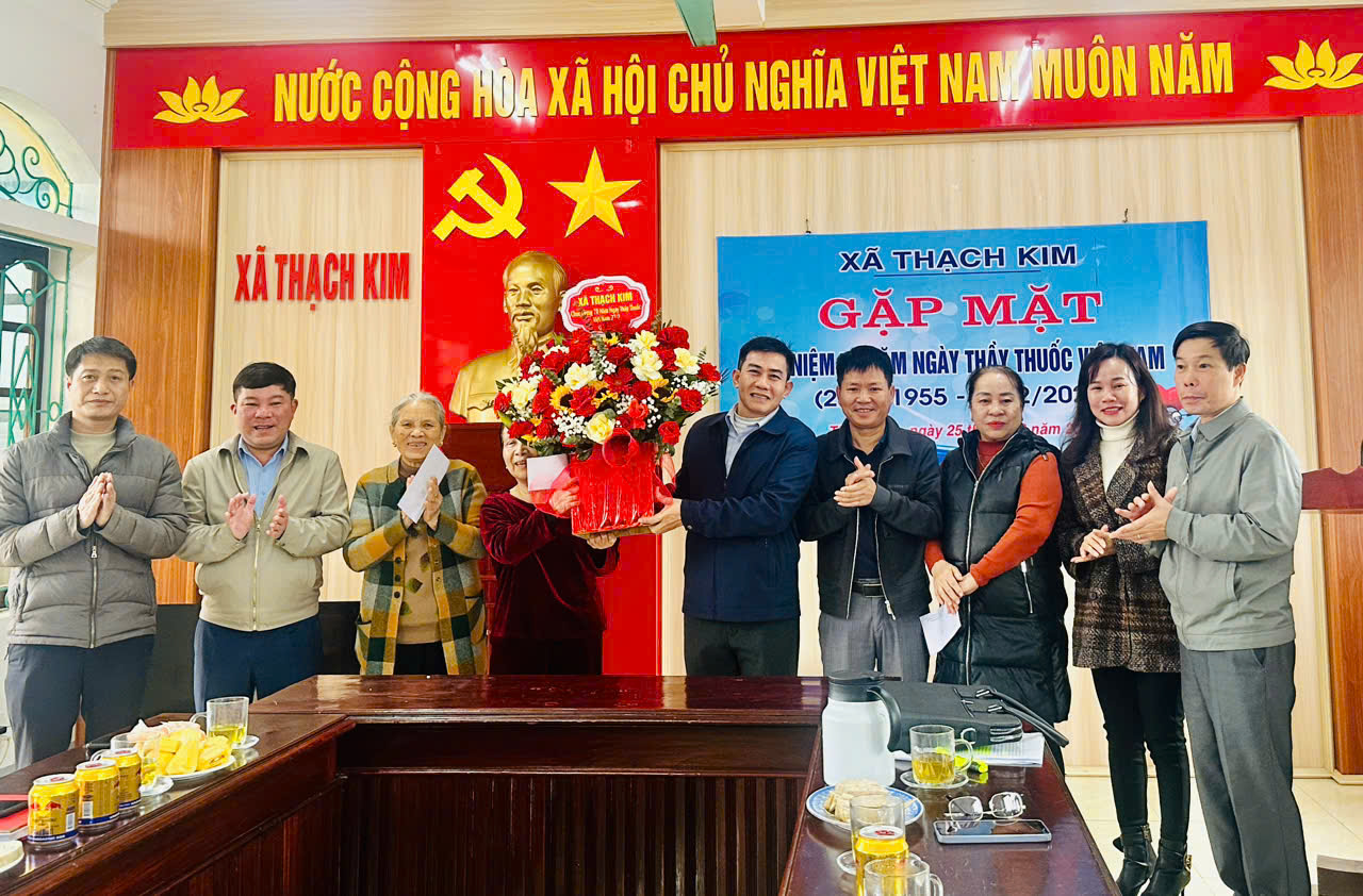 XÃ THẠCH KIM CHÚC MỪNG CÁN BỘ NGÀNH Y TẾ NHÂN KỶ NIỆM 70 NĂM NGÀY THẦY THUỐC VIỆT NAM (27-2)