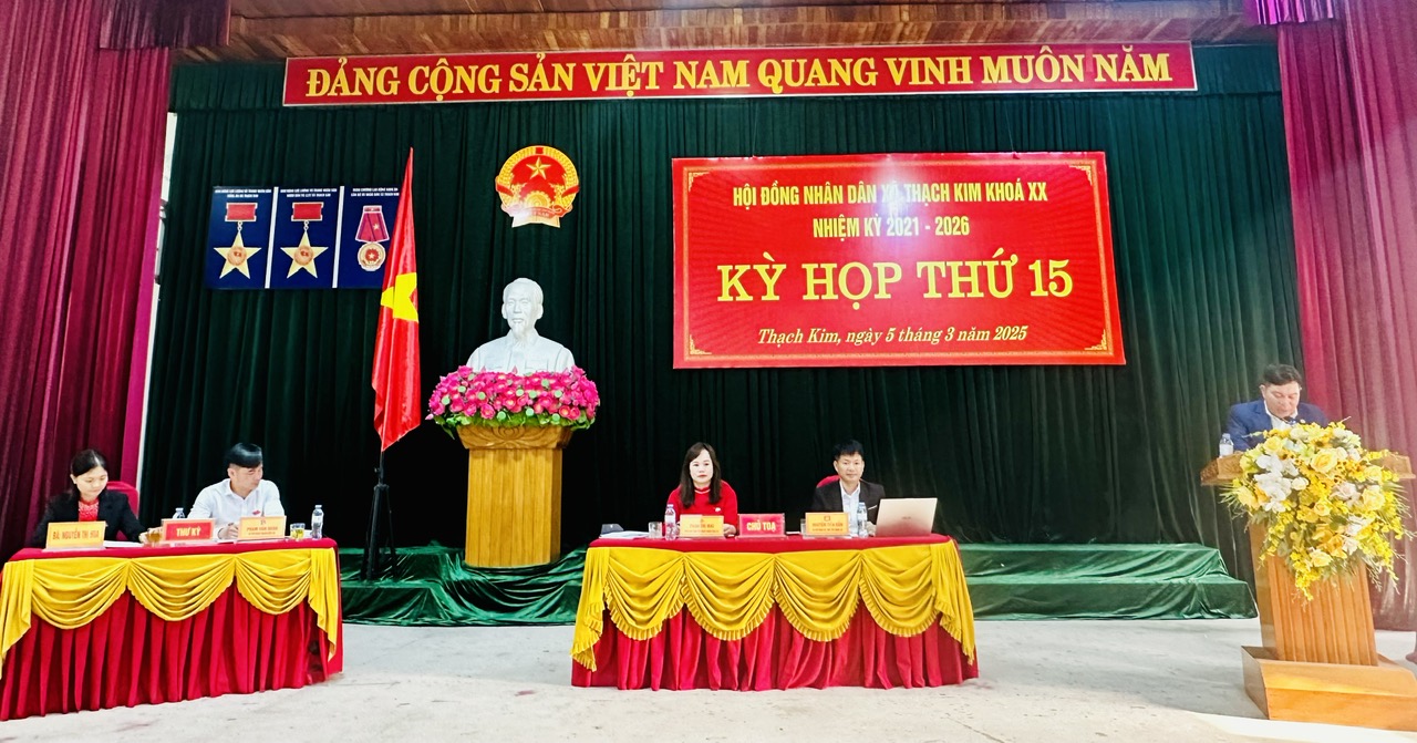 Chủ tọa và thư ký kỳ họp.